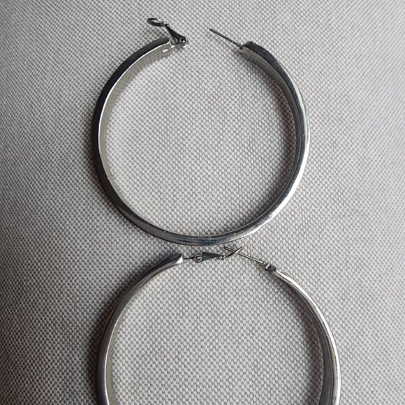 Large hoop pierced faux snakeskin leather earrings - Picture 3 of 4